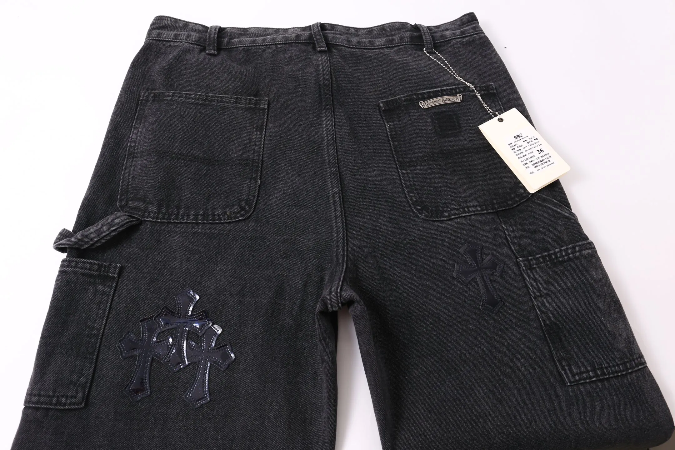 P260 Style number: H890 Croxin & 𝐂𝐡𝐫𝐨𝐦𝐞 𝐇𝐞𝐚𝐫𝐭 ss25 limited imitation wood pants starry sky black leather jeans. Styles with different wash textures are very friendly to people with thin legs and thick legs. The slightly flared version perfectly modifies the leg shape. The timeless and moderate length makes it easy to match and match. It is the basis for various styles and is a must-have in your wardrobe! The fabric is stiff but also makes the upper body soft without losing texture. The washing process is even more perfect. It is a must-have item for everyone! ! ! Washed wheat, hang tag, pants label, three labels complete Color: black Size: 30-32-34-36